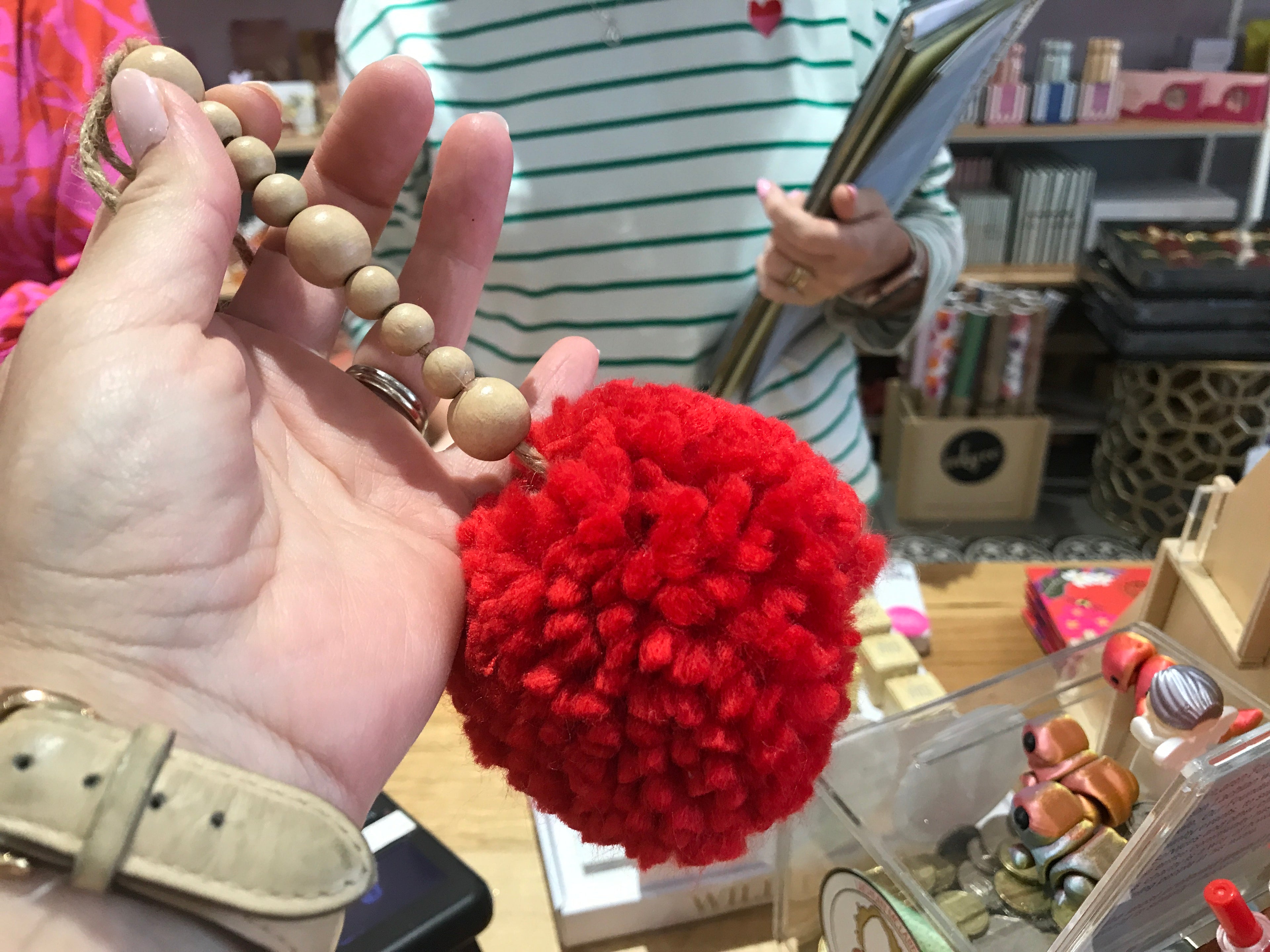 POLY POM POM BAUBLE ON BEADS RED - XM25 - 01