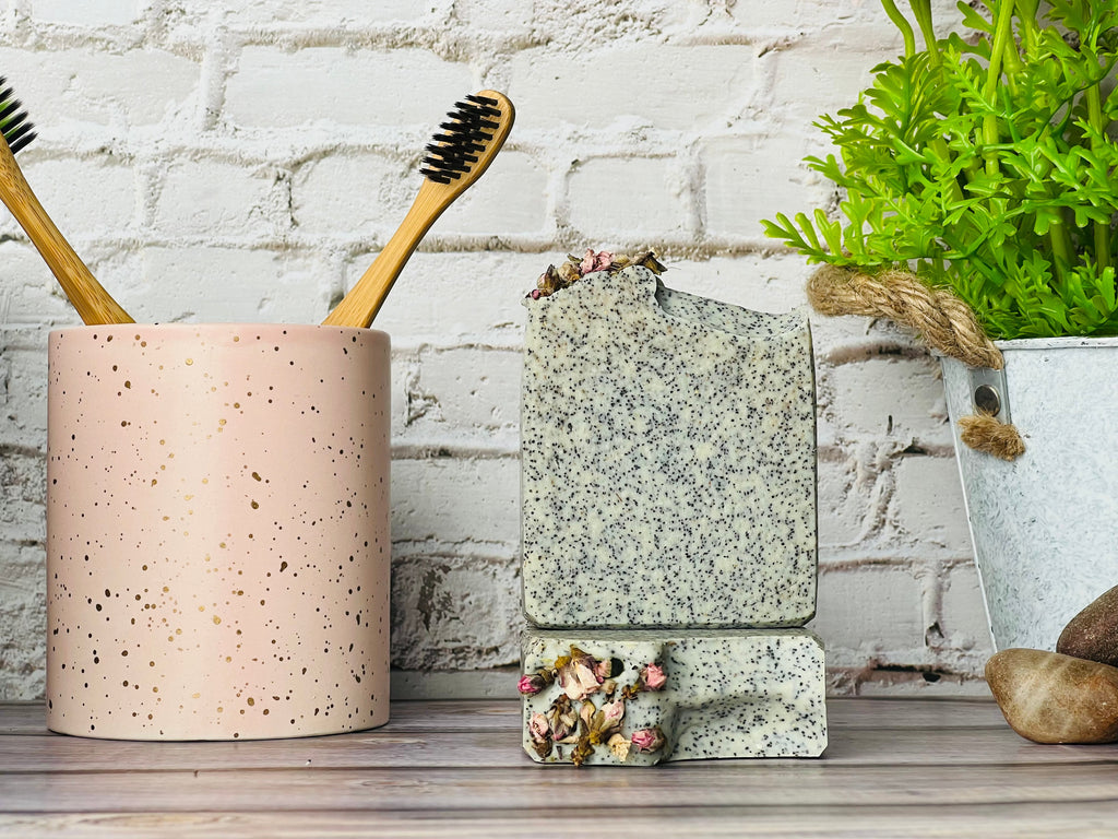 Cedarwood Road Australian Bentonite Clay Exfoliating Bar with Lemon & Coconut Husk